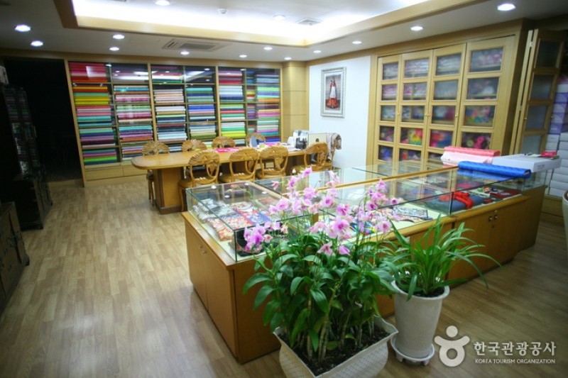 Lee Rhee Za 韓服展示館 (2/13)