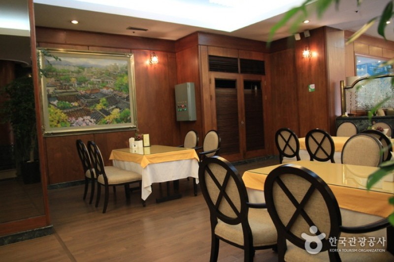 Donghwa Kims觀光飯店 (1/4)
