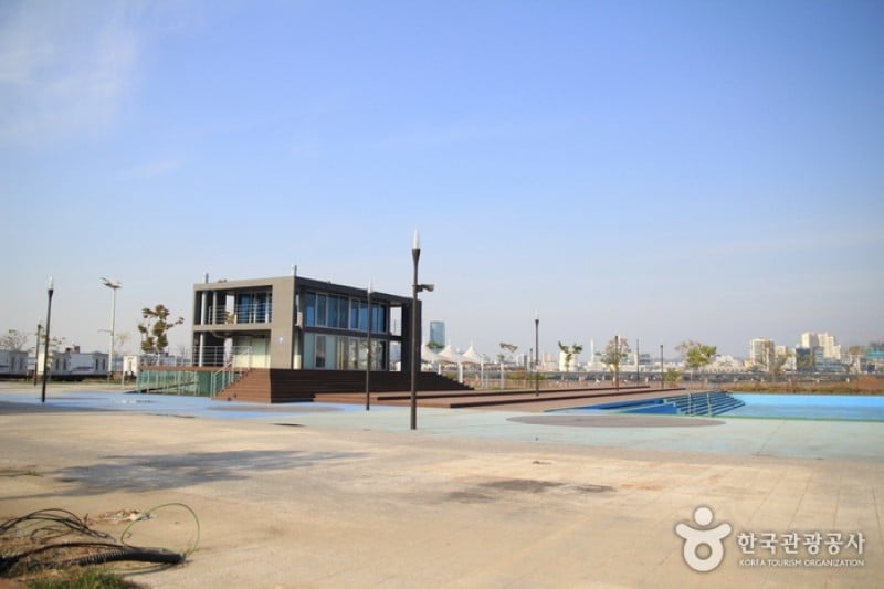 漢江市民公園汝矣島戶外游泳池 (1/4)
