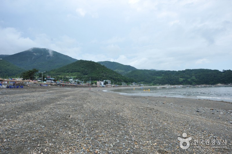萬聖里黑沙灘
