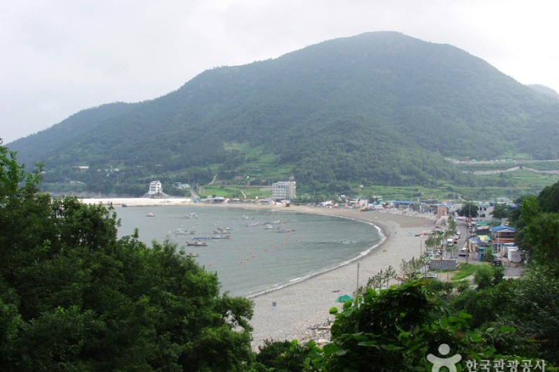 萬聖里黑沙灘