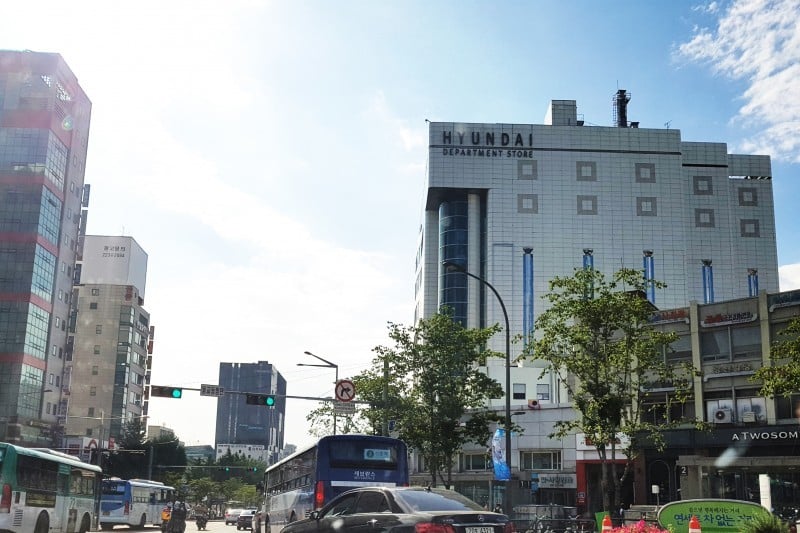 現代百貨公司新村店 (2/2)