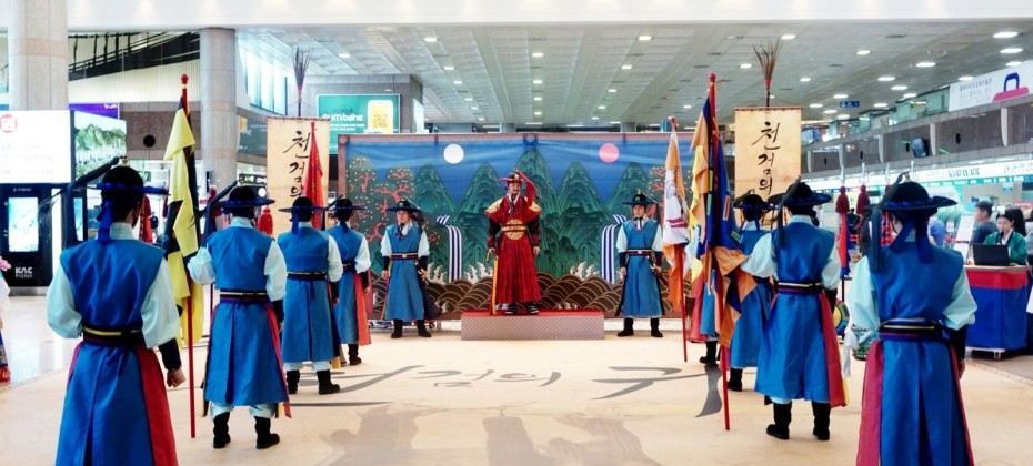 在金海機場觀看了韓國觀光公社的代表劇目——天劍的歸還 (3/40)