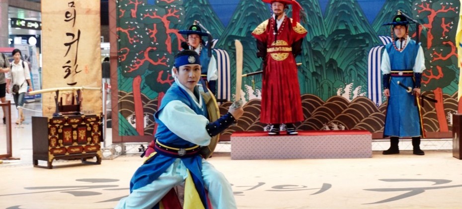 在金海機場觀看了韓國觀光公社的代表劇目——天劍的歸還 (13/40)