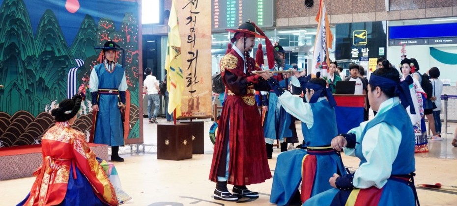 在金海機場觀看了韓國觀光公社的代表劇目——天劍的歸還 (21/40)