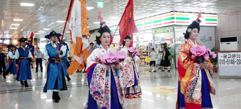 在金海機場觀看了韓國觀光公社的代表劇目——天劍的歸還 (30/40)