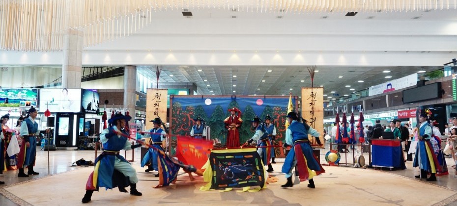 在金海機場觀看了韓國觀光公社的代表劇目——天劍的歸還 (39/40)