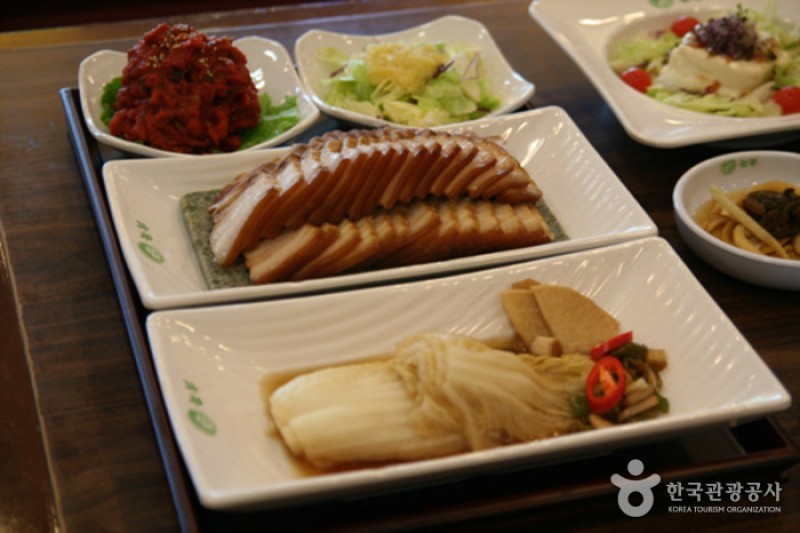 菜包白切肉和糯米腸 (7/10)