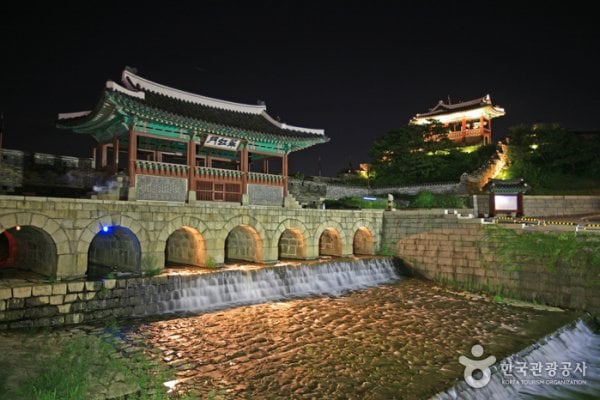 訪花隨柳亭(東北角樓)(방화수류정(동북각루))