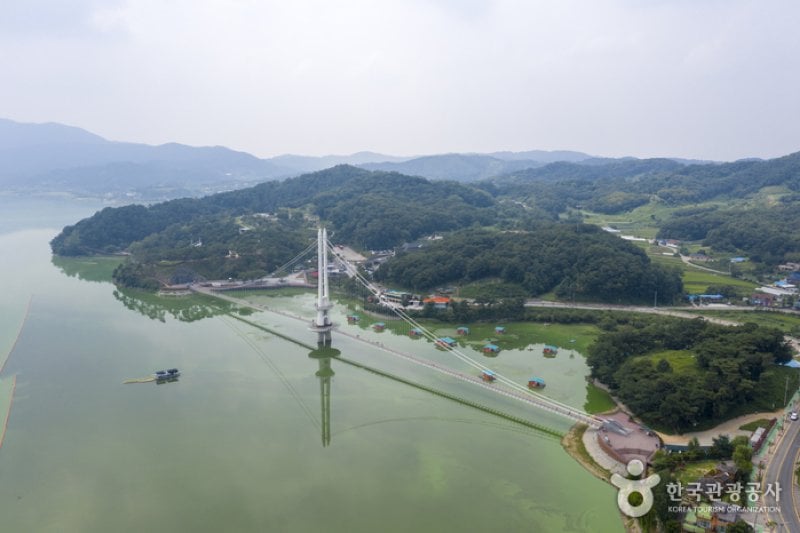 禮唐湖吊橋(音樂噴泉)(예당호 출렁다리(음악분수))