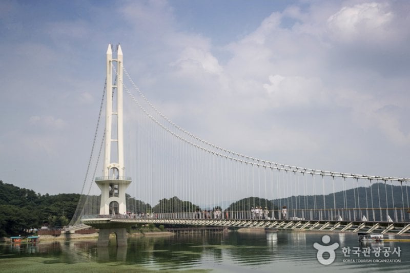 禮唐湖吊橋(音樂噴泉)(예당호 출렁다리(음악분수))