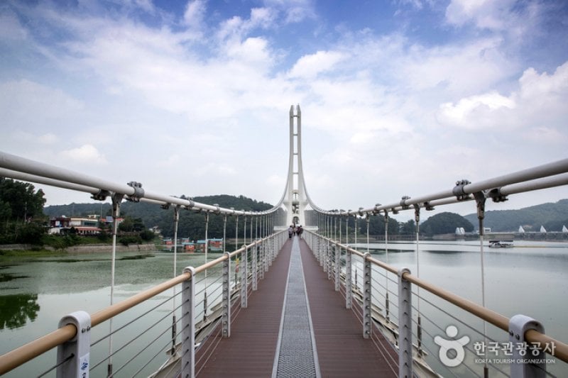 禮唐湖吊橋(音樂噴泉)(예당호 출렁다리(음악분수))