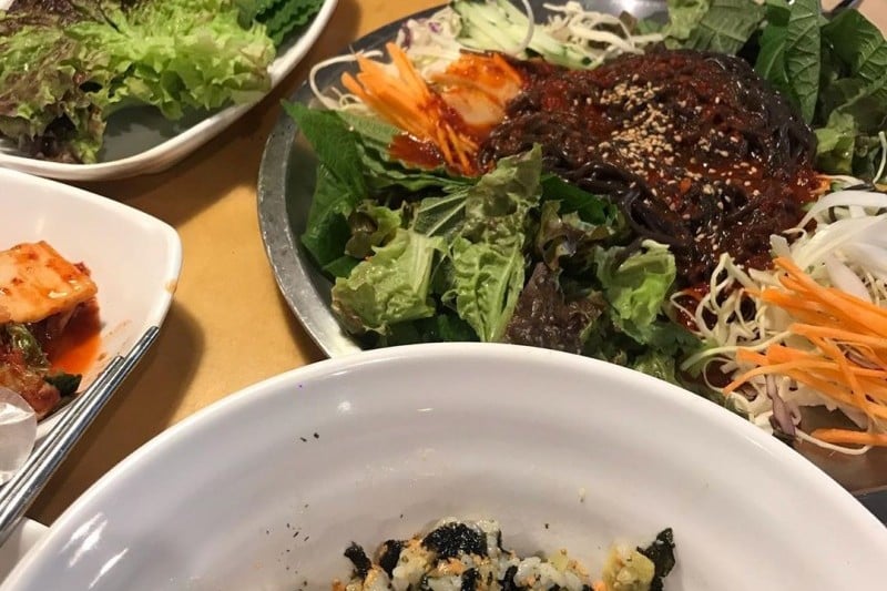 弘大刀削麵和豬蹄 釜山西麵（홍대칼국수와족발 부산서면）