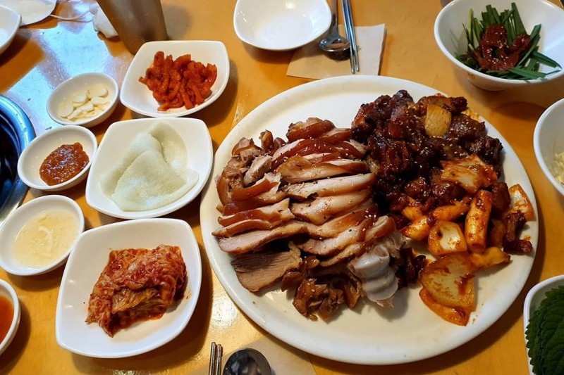弘大刀削麵和豬蹄 釜山西麵（홍대칼국수와족발 부산서면）
