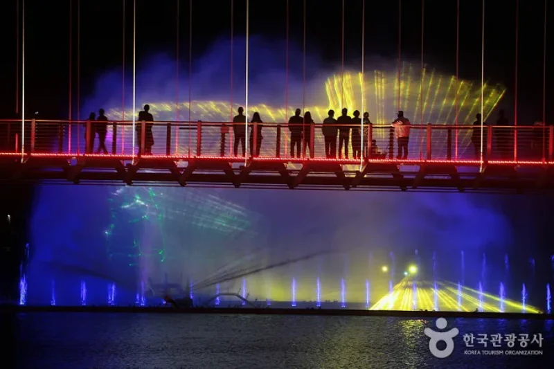 禮唐湖吊橋(音樂噴泉)(예당호 출렁다리(음악분수))