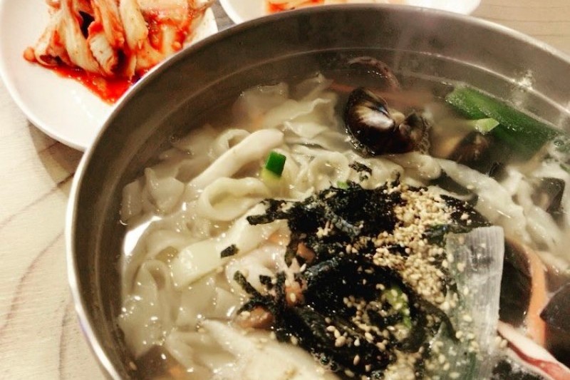 Bamtol Kalguksu