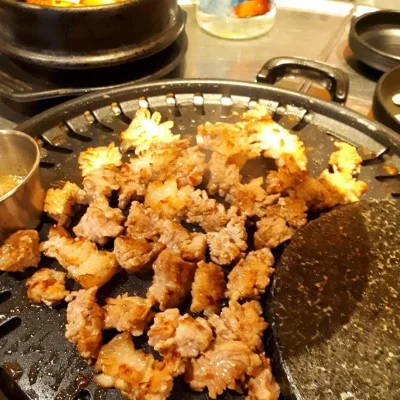 韓流明星的美食之旅第三站 - HAHA&amp;金鐘國的401精肉餐館 弘大店(하하&amp;김종국의
